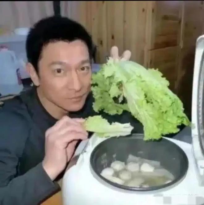同龄球友同框年轻似小伙为减肥吃素开元棋牌55岁孙楠三亚打高尔夫和(图2)