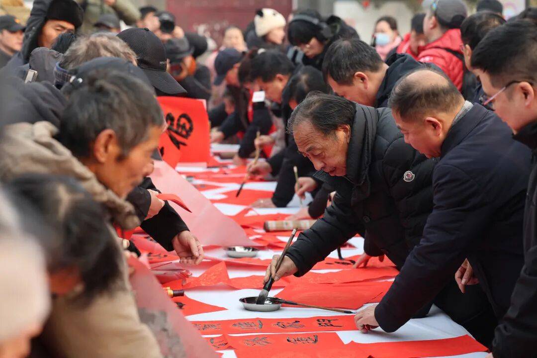 过了腊八就是年 文艺大餐送门前开元棋牌app新春走基层⑤(图2) 过了腊八就是年 文艺大餐送门前开元棋牌app新春走基层⑤(图2)